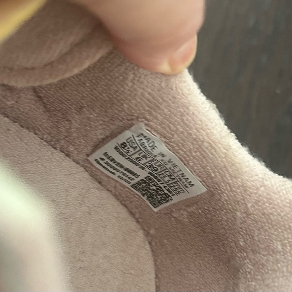Reebok Women's Classic  Blush Pink Sneakers - Picture 6 of 9